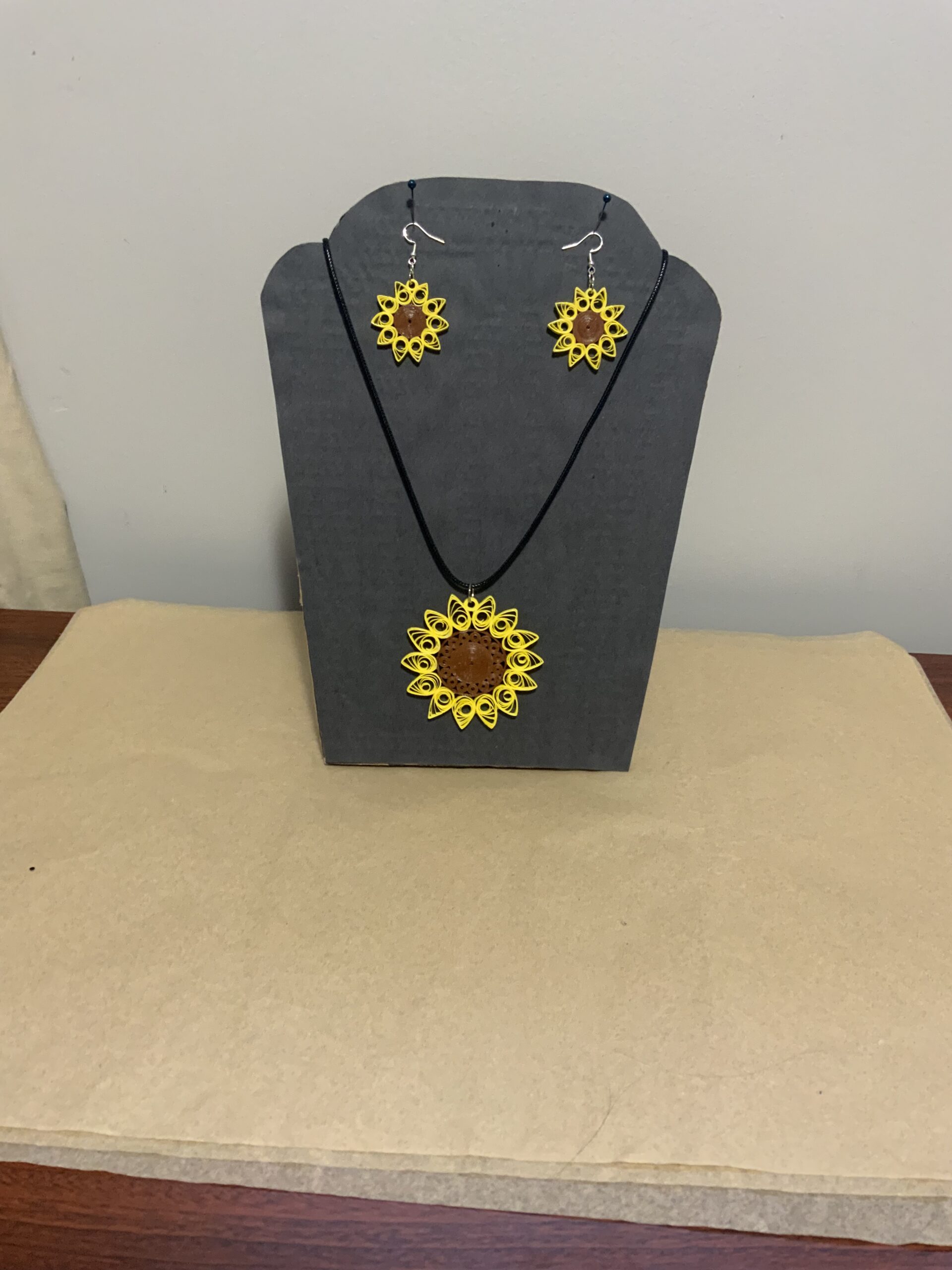 Handmade SUNFLOWER jewelry set, earrings and necklace set, quilled SUNFLOWER jewelry set - Image 4