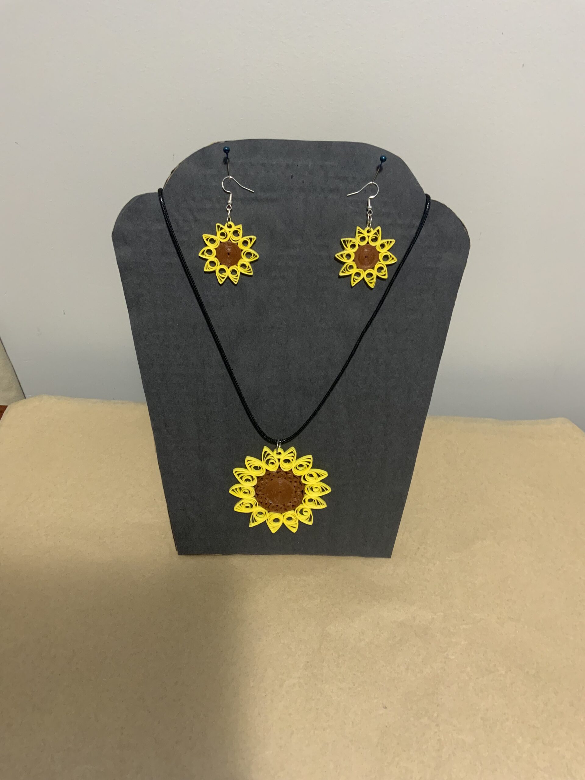 Handmade SUNFLOWER jewelry set, earrings and necklace set, quilled SUNFLOWER jewelry set - Image 3