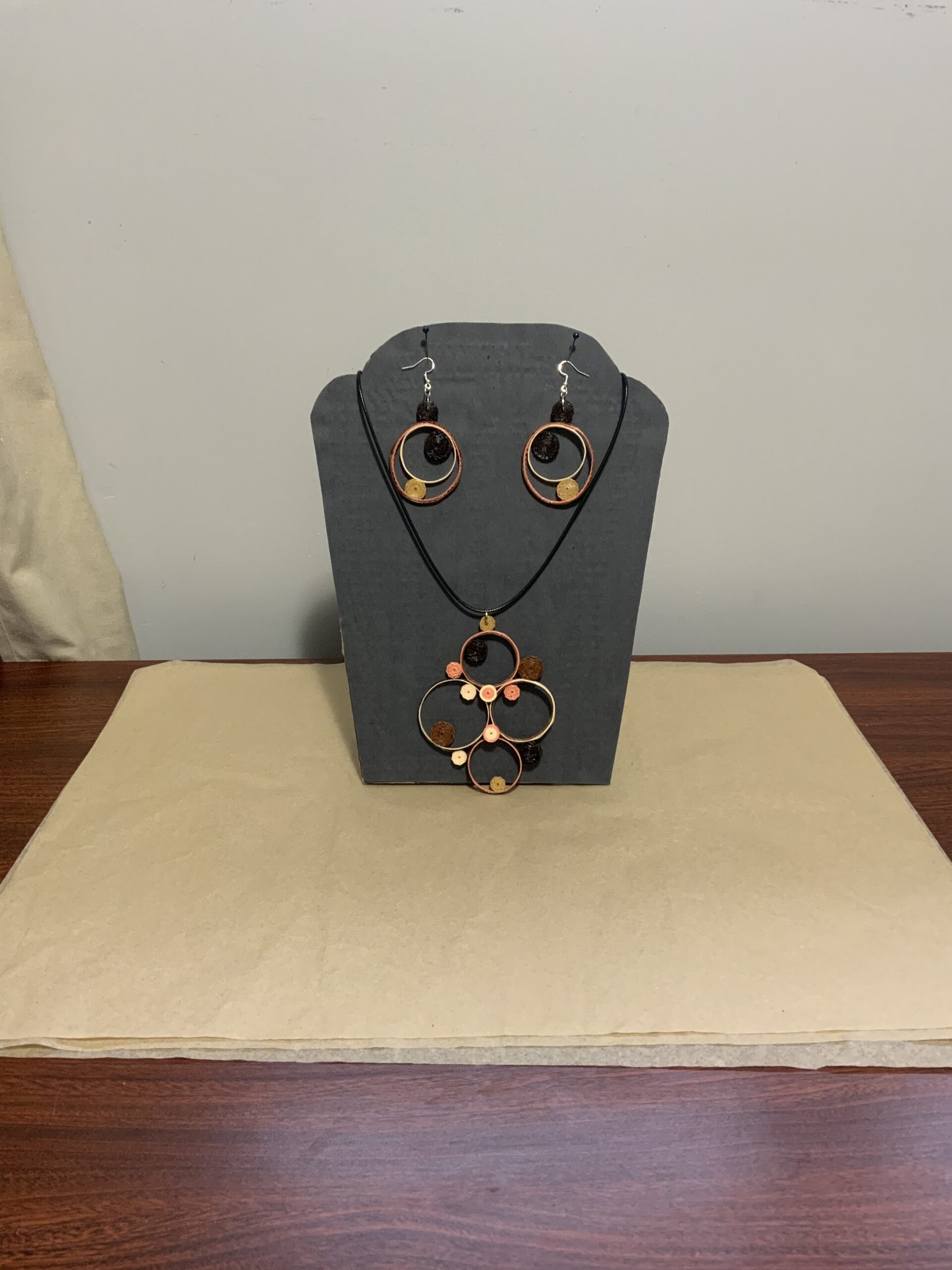 Elegant quilled earrings and necklace set, jewelry set, pendant set, beautifully handcrafted jewelry set - Image 7