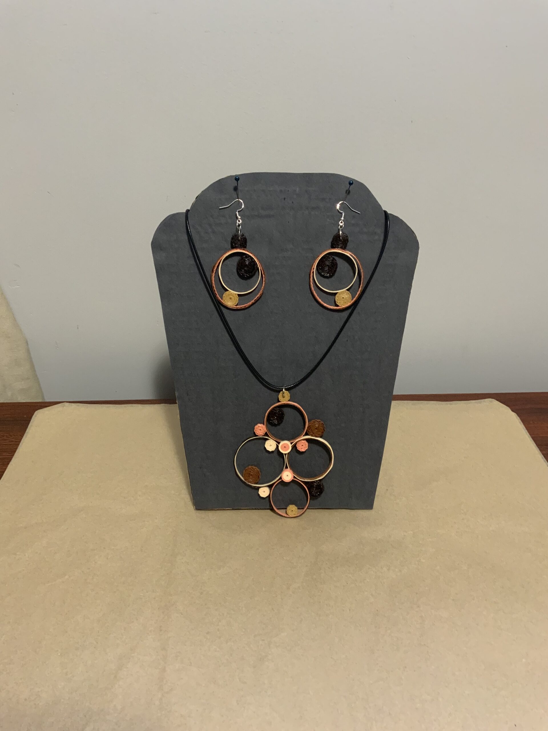 Elegant quilled earrings and necklace set, jewelry set, pendant set, beautifully handcrafted jewelry set - Image 5