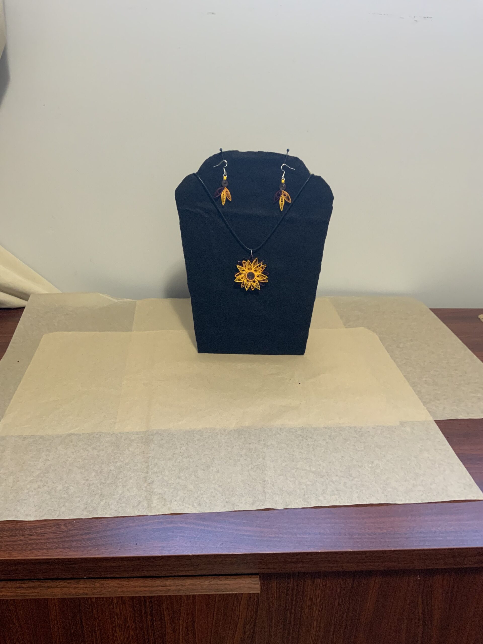 UNIQUE & ELEGANT BEAUTIFUL HANDMADE QUILLED FEATHER EARRINGS AND 4 TONE STAR NECKLACE SET - Image 4