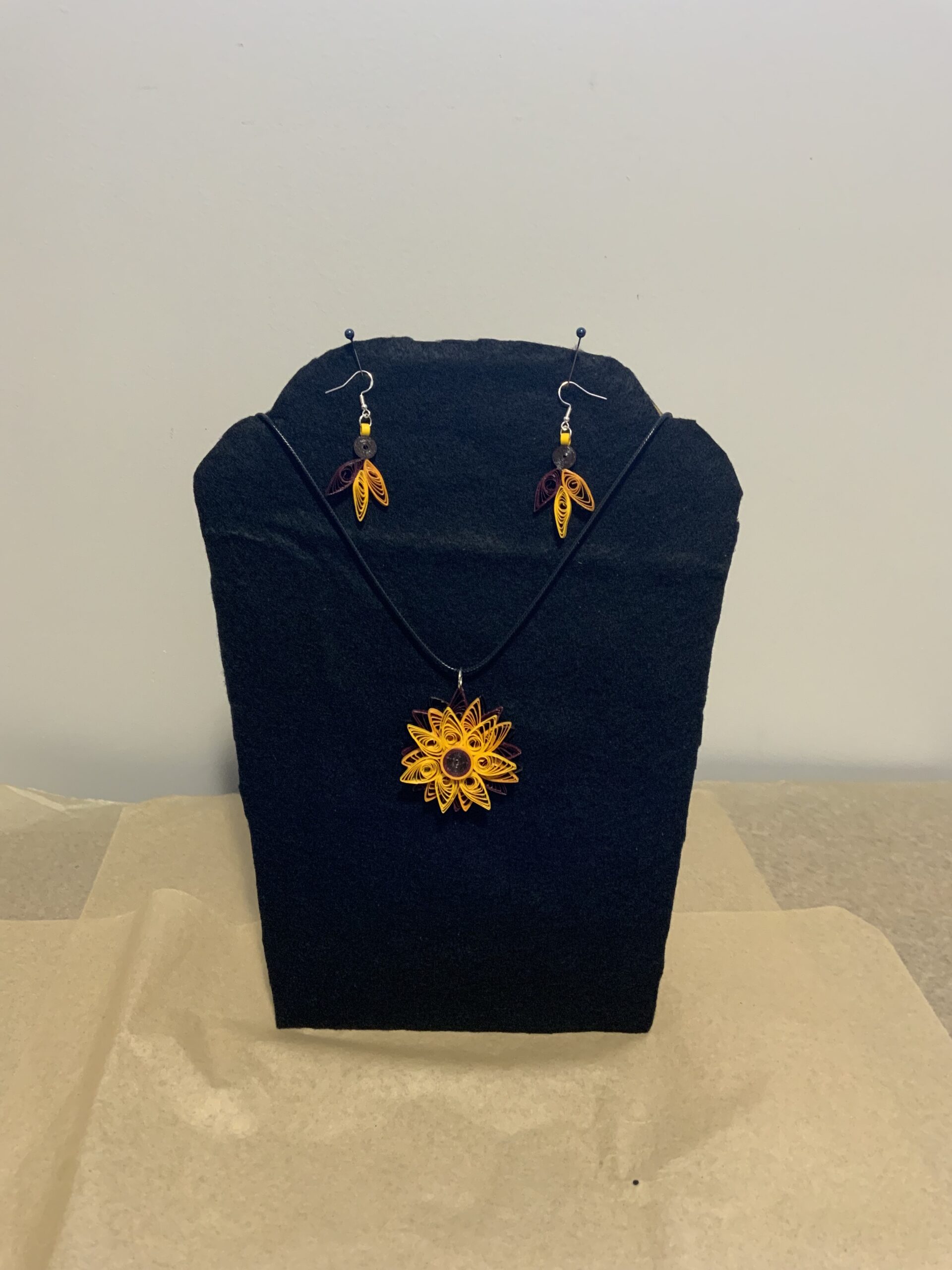 UNIQUE & ELEGANT BEAUTIFUL HANDMADE QUILLED FEATHER EARRINGS AND 4 TONE STAR NECKLACE SET - Image 3