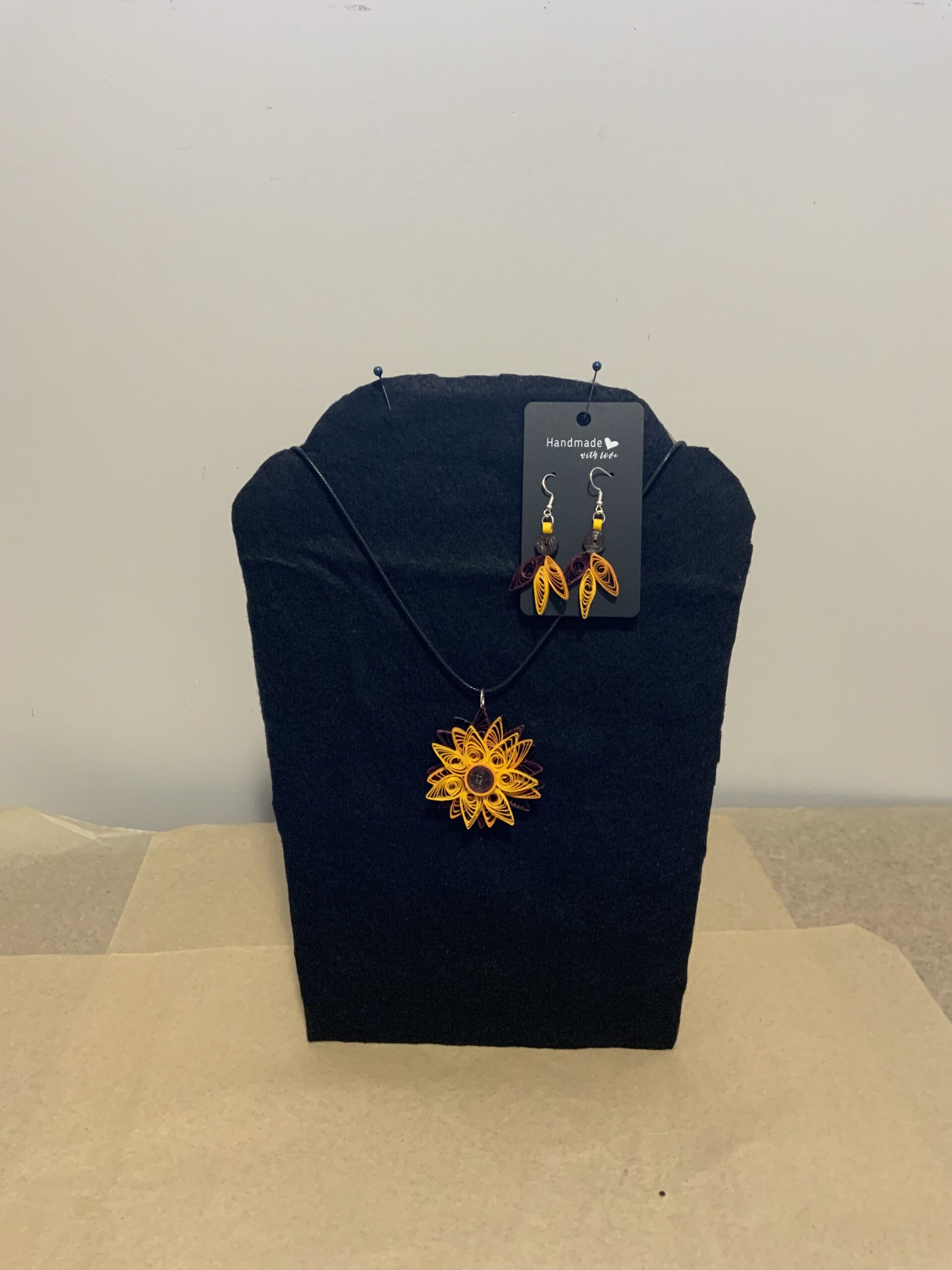 UNIQUE & ELEGANT BEAUTIFUL HANDMADE QUILLED FEATHER EARRINGS AND 4 TONE STAR NECKLACE SET