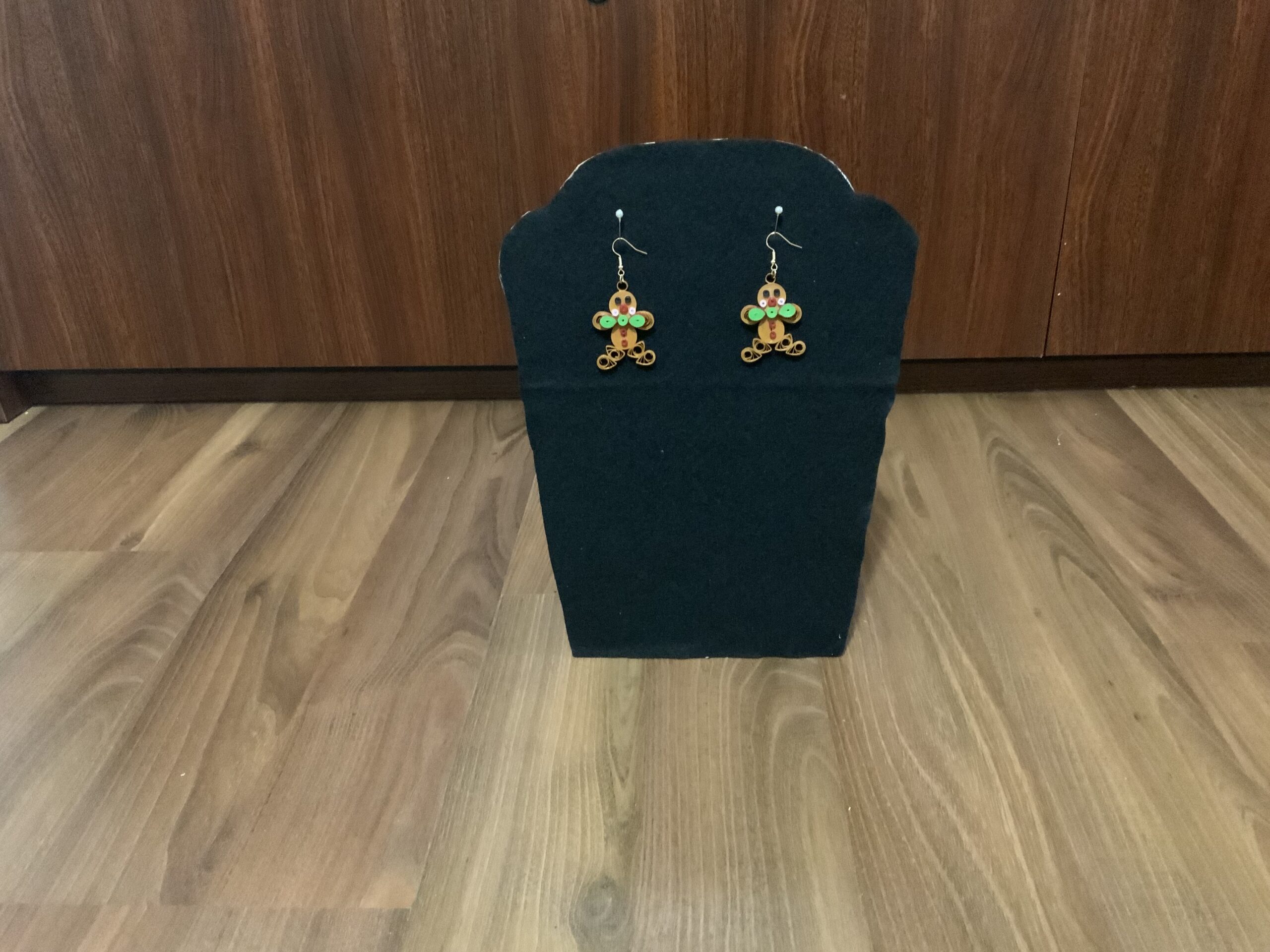 Handmade Quilled CHRISTMAS GINGERBREAD MAN Earrings, Festive Fun Earrings, Dangle Earrings - Image 7