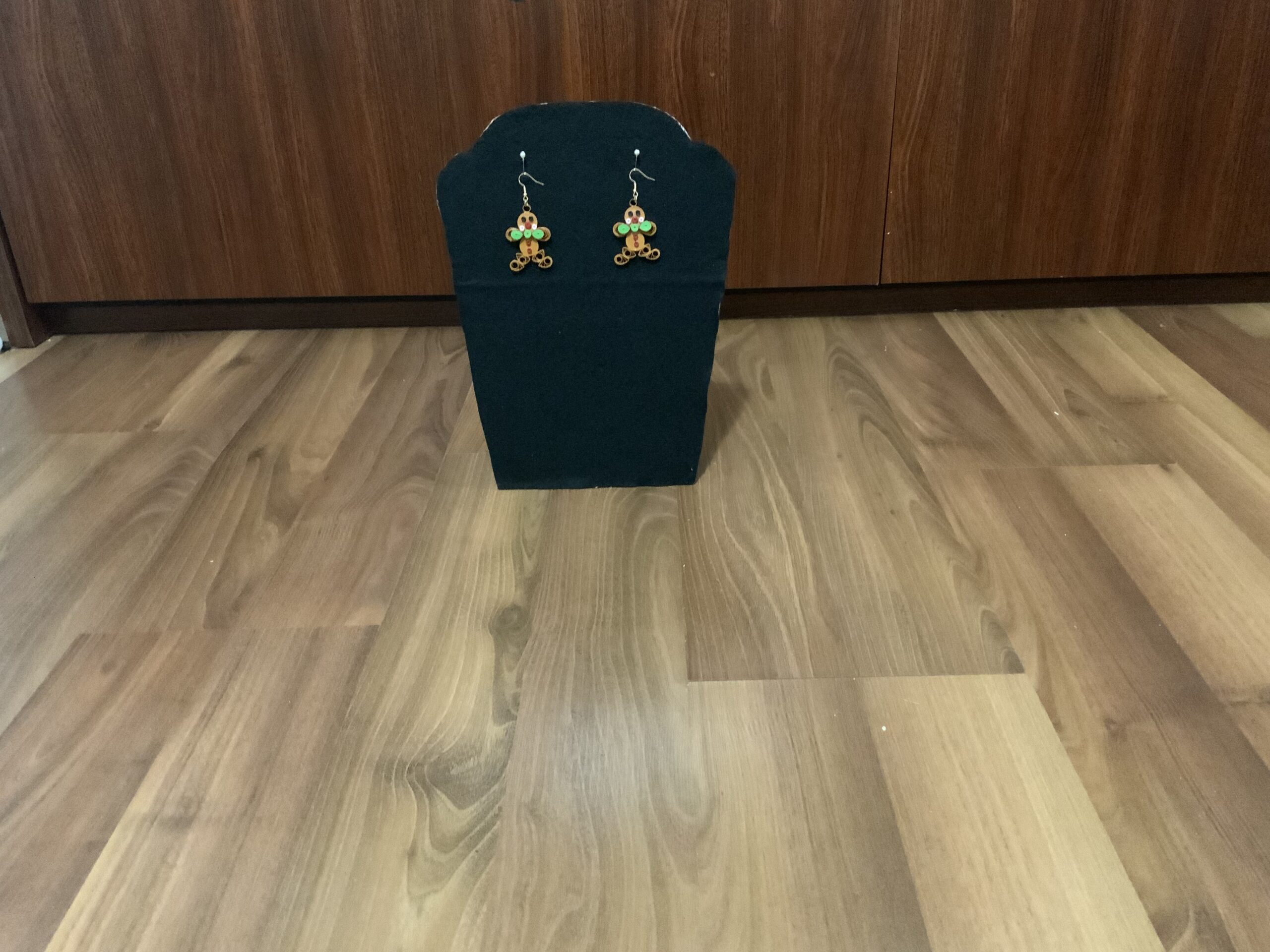 Handmade Quilled CHRISTMAS GINGERBREAD MAN Earrings, Festive Fun Earrings, Dangle Earrings - Image 6