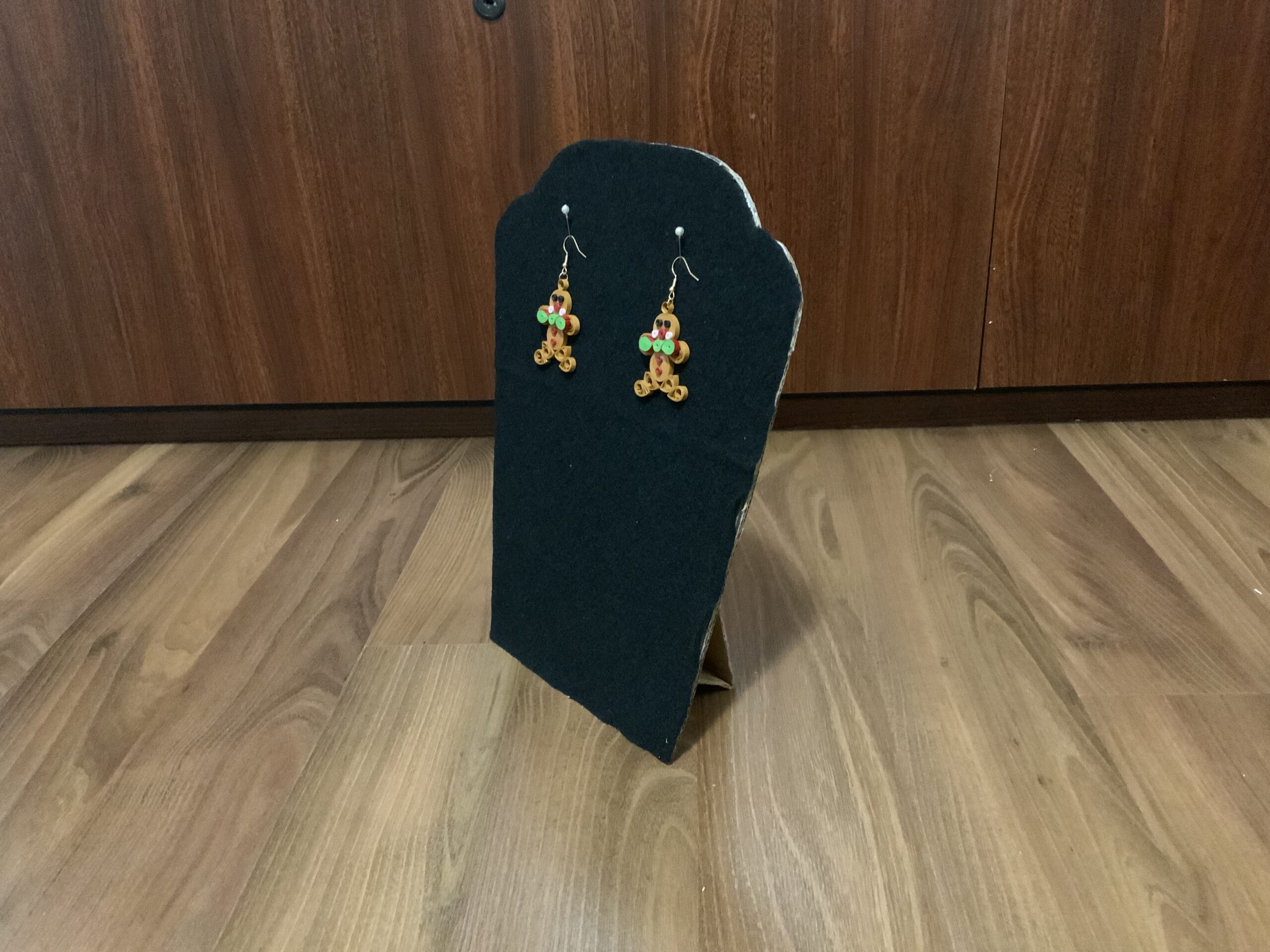 Handmade Quilled CHRISTMAS GINGERBREAD MAN Earrings, Festive Fun Earrings, Dangle Earrings - Image 5