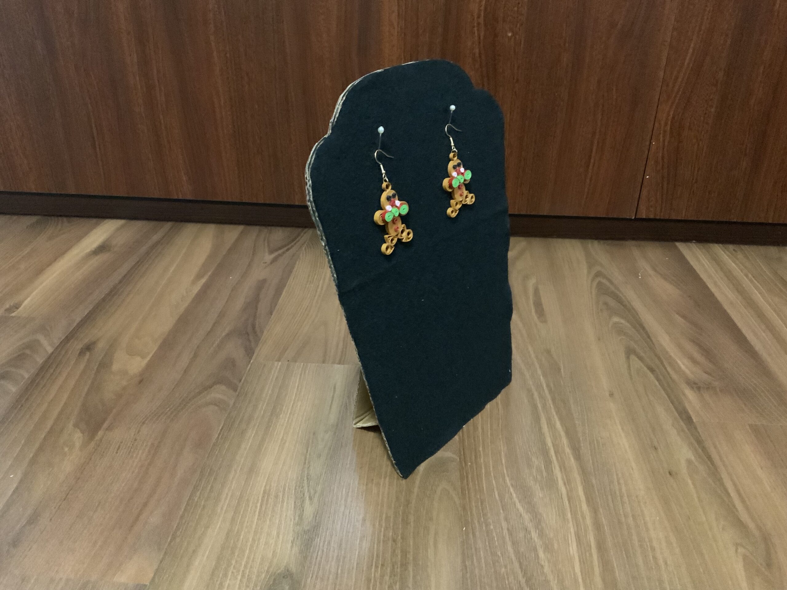 Handmade Quilled CHRISTMAS GINGERBREAD MAN Earrings, Festive Fun Earrings, Dangle Earrings - Image 4