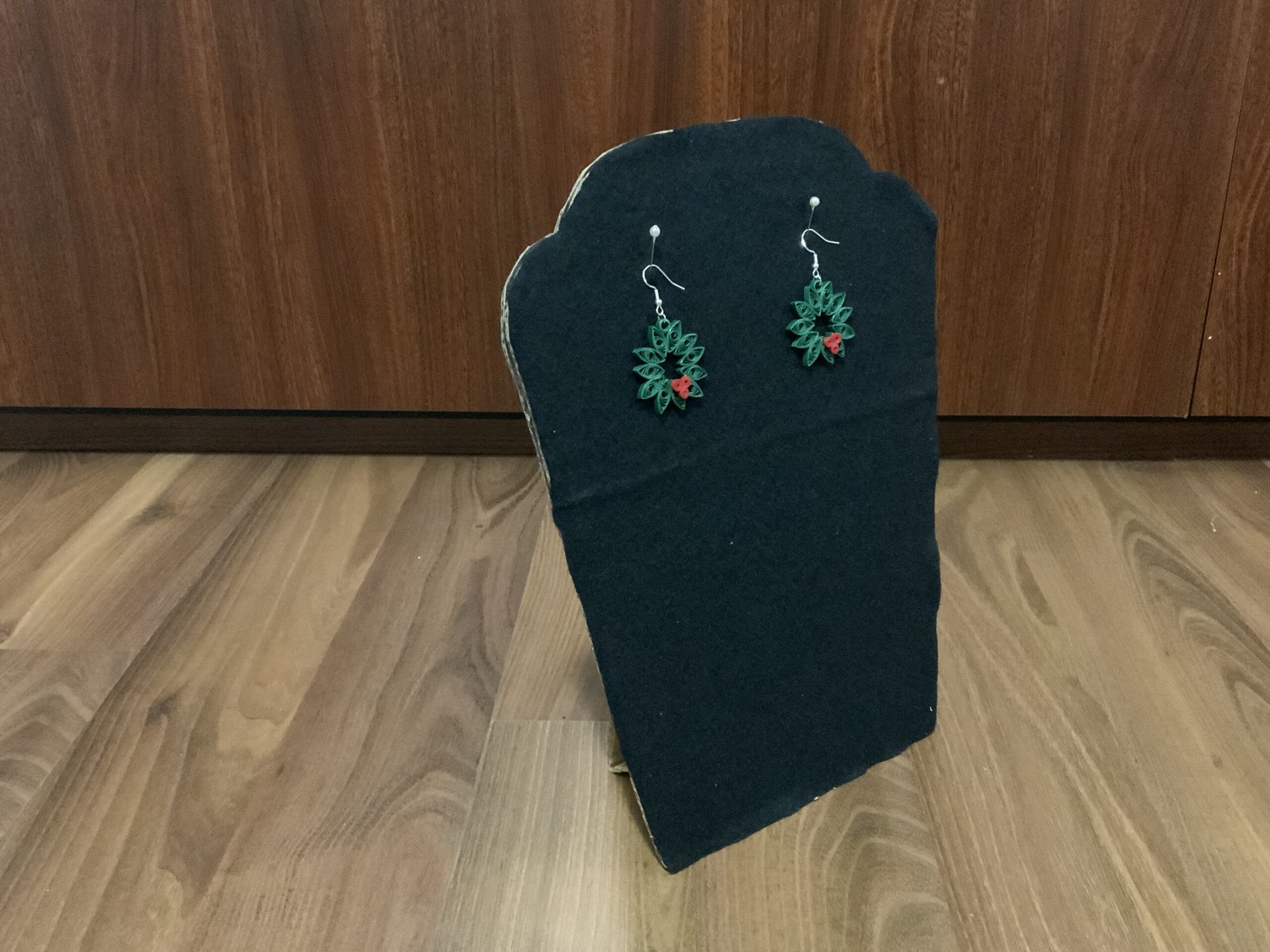 Handmade Quilled CHRISTMAS WREATH Earrings, Festive Fun Earrings, Dangle Earrings - Image 5