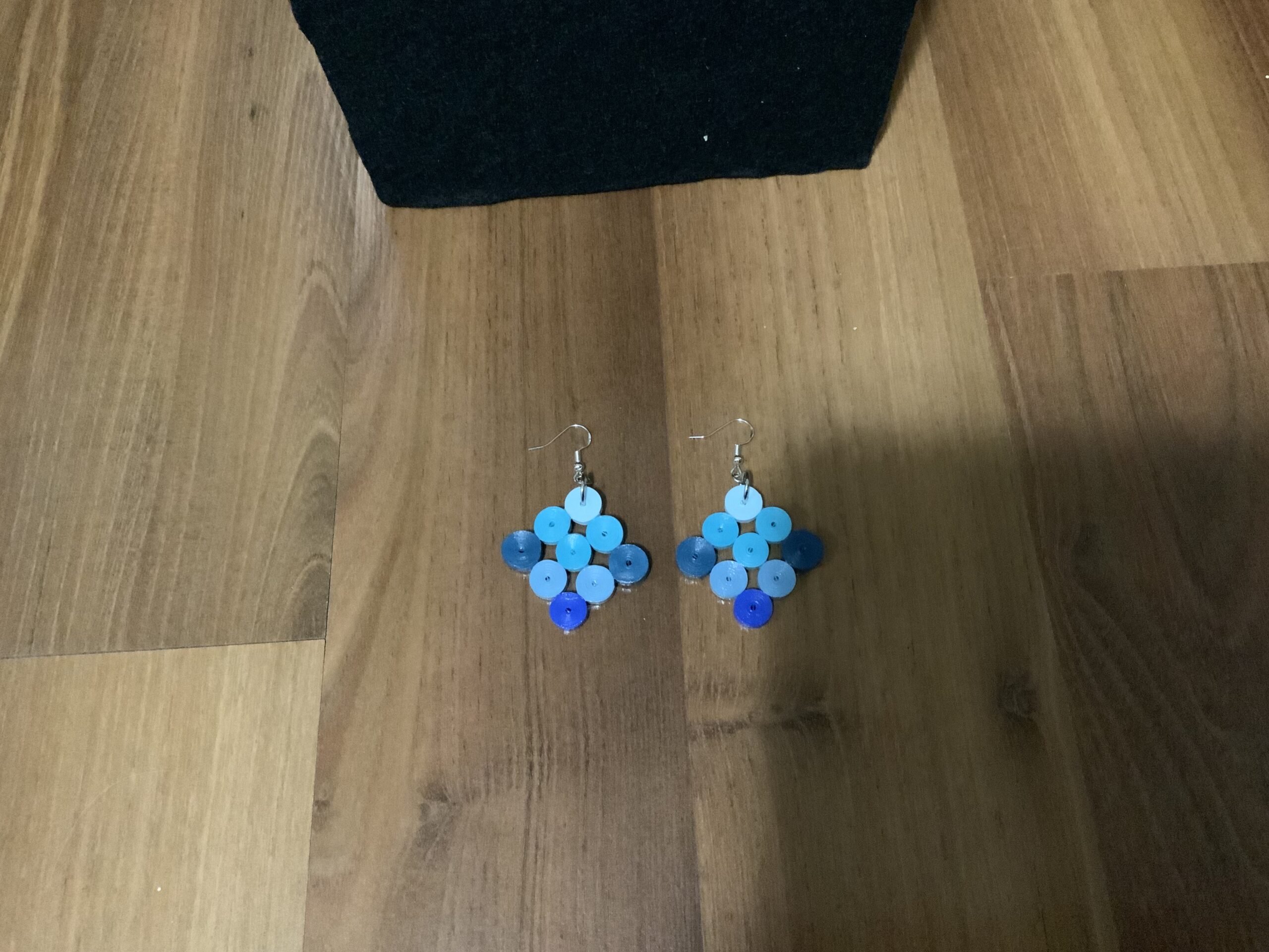 Quilled circular earrings in four elegant shades of blue - Image 6